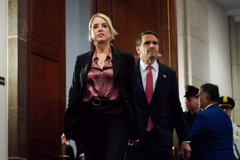 Pam Bondi, virée par Trump : un autre fiasco du conservatisme qui fait rire les villes RN !