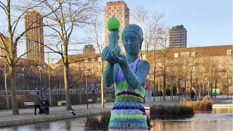 Des tricoteuses danoises habillent des statues nues : un acte artistique ou provocateur ?