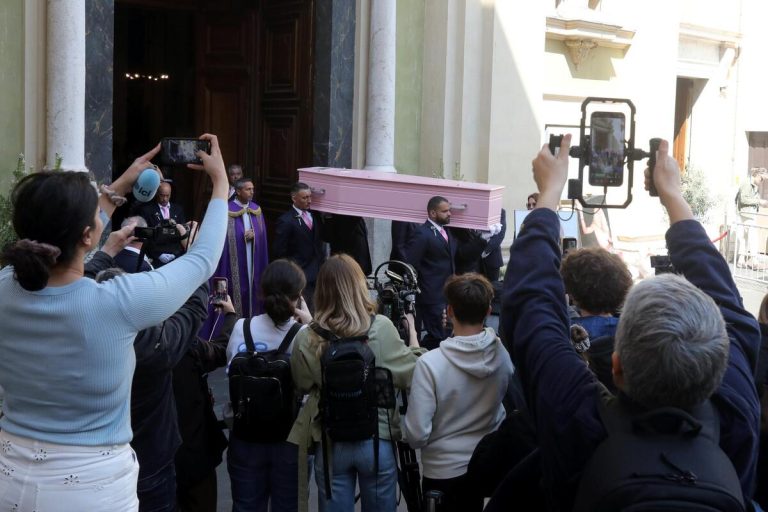« Un grand bruit de pétard », ou quand le canon de midi crée une légère panique pendant les obsèques de Loana à Nice