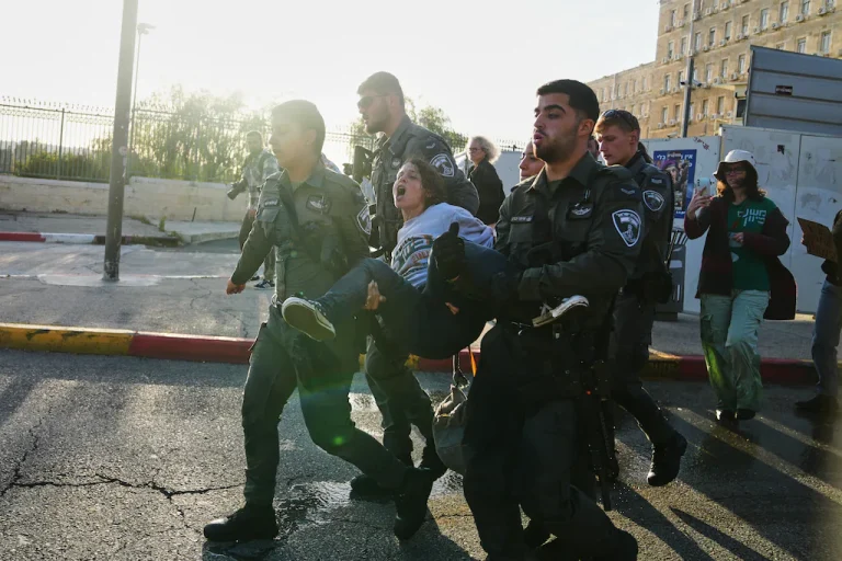 Israël : une démocratie ne se renforce jamais par la potence