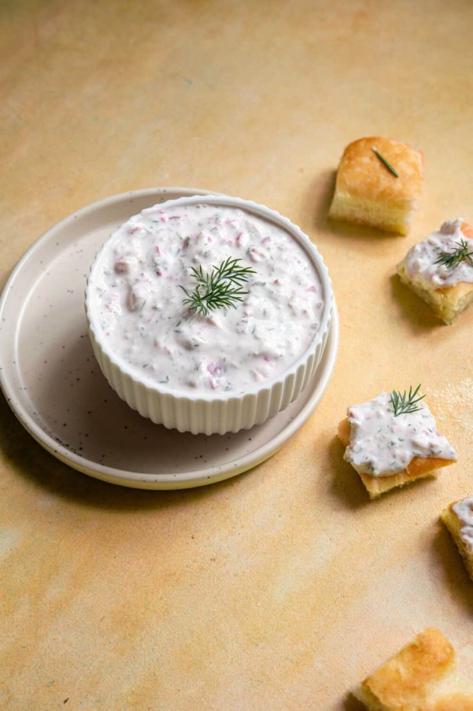 Tzatziki de radis frais et croquant : une alternative originale au tzatziki classique, parfait pour l’apéro ou accompagner vos plats d’été.