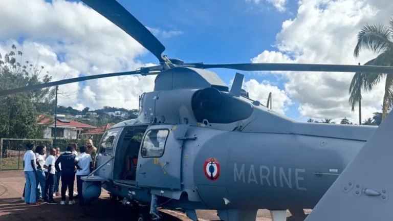 Un hélicoptère de la Marine nationale se pose en plein cœur du collège de Terreville à Schoelcher