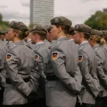 Allemagne : À 17 ans, les jeunes doivent demander l'aval de l'armée pour voyager ! Les dérives des régimes extrêmes.