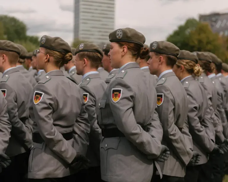 Allemagne : À 17 ans, les jeunes doivent demander l'aval de l'armée pour voyager ! Les dérives des régimes extrêmes.