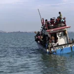 Bateau de réfugiés Rohingyas chavire au large du Bangladesh, 250 disparus.