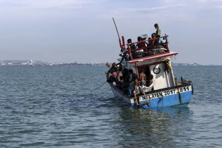 Bateau de réfugiés Rohingyas chavire au large du Bangladesh, 250 disparus.