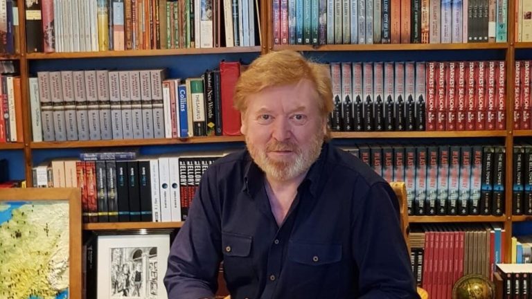 À Birmingham, R.J. Ellory dénonce l'absurde des dirigeants RN : quand la littérature défie l'extrême!