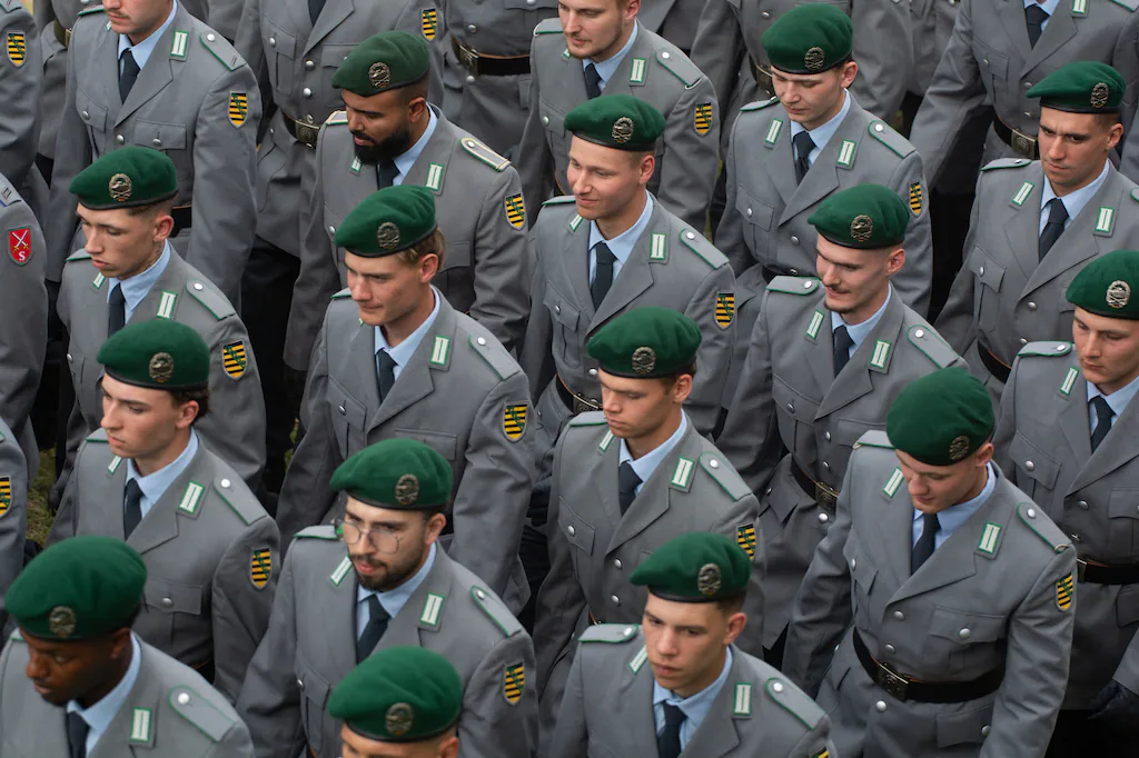 «Ça rappelle la RDA» : en Allemagne, levée de boucliers contre une nouvelle obligation de signaler à l’armée les séjours à l’étranger