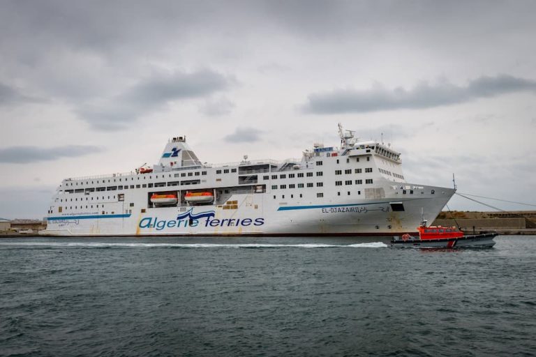 Un ferry dans le port de Marseille en direction de l'Algérie Photo © SOPA Images/SIPA/2210212104