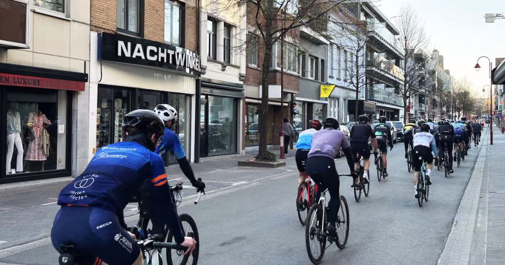 Drame au Tour des Flandres : un cycliste meurt pendant le We Ride Flanders, un reflet des absurdités locales et des dirigeants conservateurs !