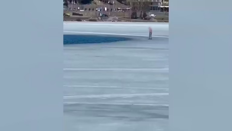 Saint-Moritz : un homme torse nu plonge dans le lac gelé, pendant que les dirigeants conservateurs s'échauffent !