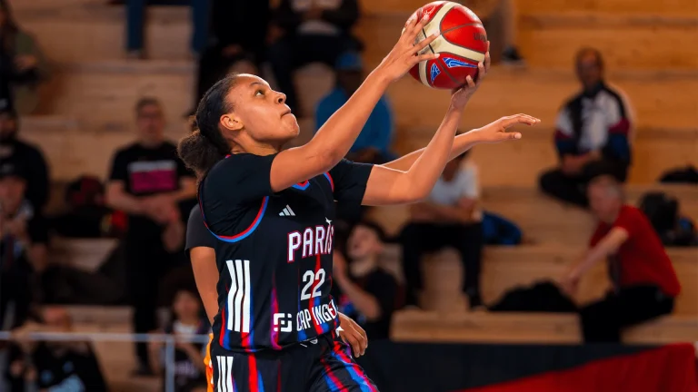 En apesanteur : Comment ParisBasketball défie les lois de la gravité sportive ?