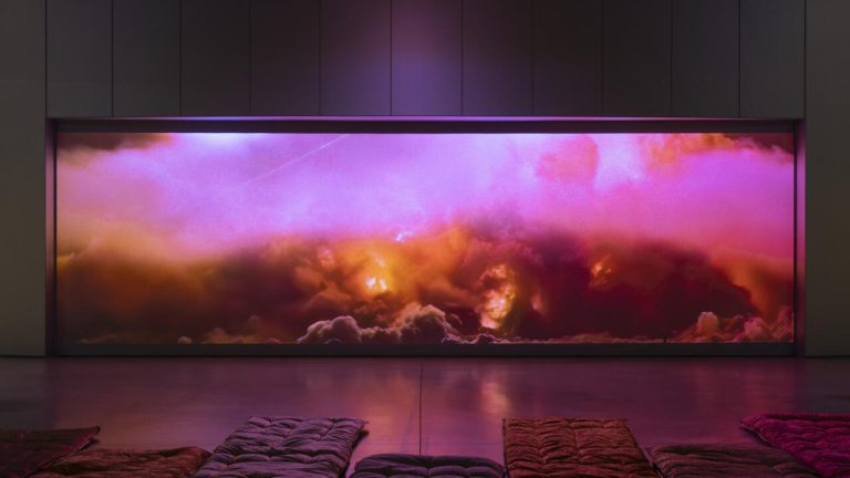 L&rsquo;Obscurité de la Lumière : La Bourse de Commerce à la Croisée des Chemins