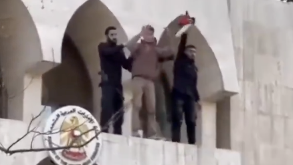 Les Émirats fustigent le 'vandalisme' à Damas : quand les dirigeants conservateurs perdent le nord !