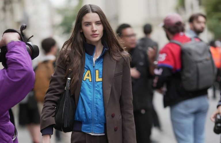 Tailleur et Veste de Survêtement : Une Alliance Inattendue