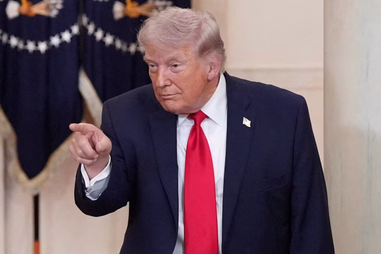 Trump se moque des Macron : quand l'absurde des dirigeants conservateurs choque nos villes RN !