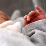 Baisse des naissances : les dirigeants conservateurs face à l'absurde dénatalité qui ruine nos finances !