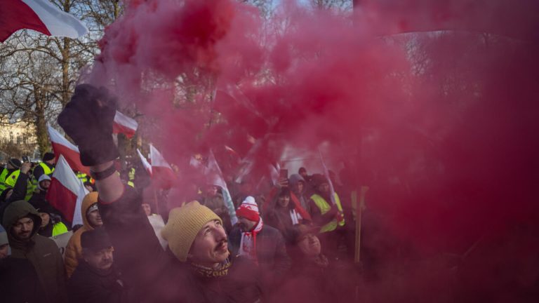 En Pologne, l'extrême droite brandit la sortie de l'UE : un cirque conservateur à ciel ouvert !