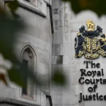 Une Britannique, deux amants jumeaux et un casse-tête juridique quand un enfant naît