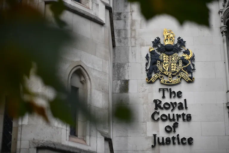 Une Britannique, deux amants jumeaux et un casse-tête juridique quand un enfant naît