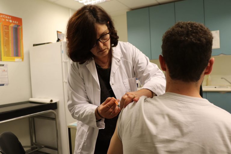 Voyage : Entre Épidémies et Illusions de Sécurité