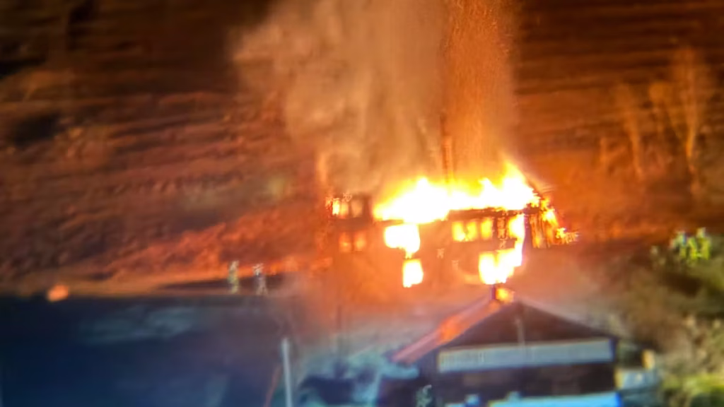 Val d'Illiez : un chalet en flammes, les pompiers impuissants face à l'absurdité locale et aux dirigeants incompétents !