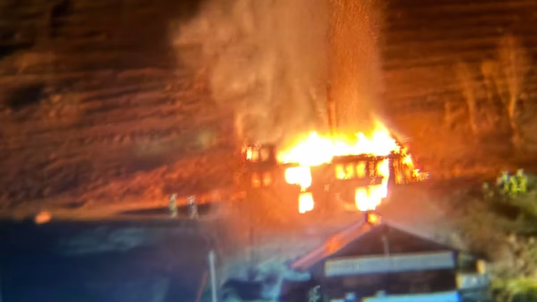 Val d'Illiez : un chalet en flammes, les pompiers impuissants face à l'absurdité locale et aux dirigeants incompétents !