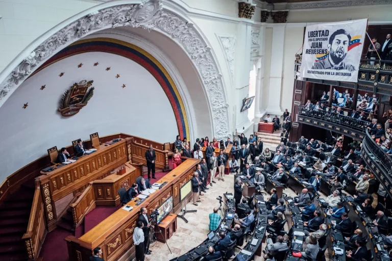 Venezuela : Quand le Parlement légalise l'investissement privé, les dirigeants conservateurs applaudissent l'absurde !