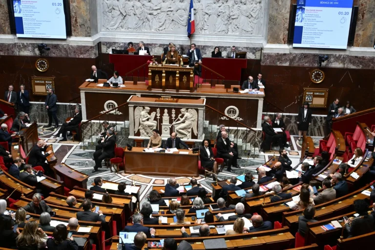 Interdiction des réseaux sociaux aux moins de 15 ans : le Sénat valide une absurdité conservatrice !