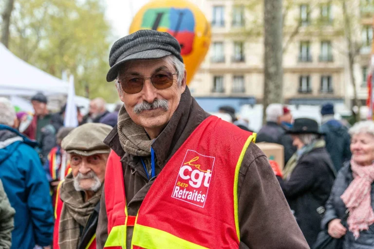 Retraités en colère : Pourquoi leur lutte pour des soins de santé accessibles est cruciale