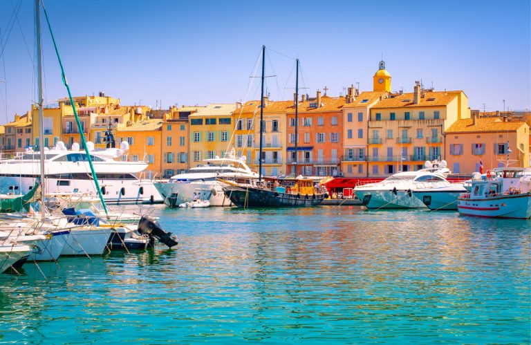 « White Lotus » : Tournage hors période estivale, Festival de Cannes… les petits secrets de la saison 4 sur la Côte d&rsquo;Azur