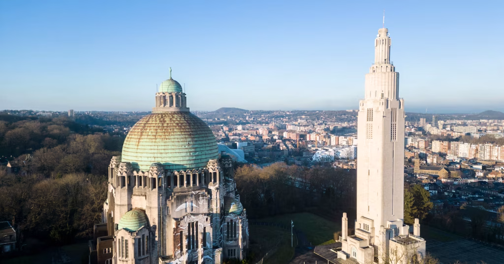 500 églises à Liège : les conservateurs en panne d'idées face à l'absurde des brainstormings d'Isabelle Rihon !