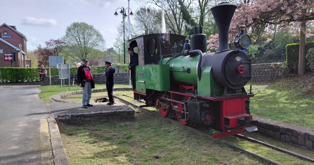 À Rebecq, le Petit Train du Bonheur : un héritage royal pour des dirigeants conservateurs à la ramasse !