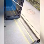 Zoug : Un bus à 80 km/h avec portes ouvertes, symbole de l'absurdité des dirigeants conservateurs !