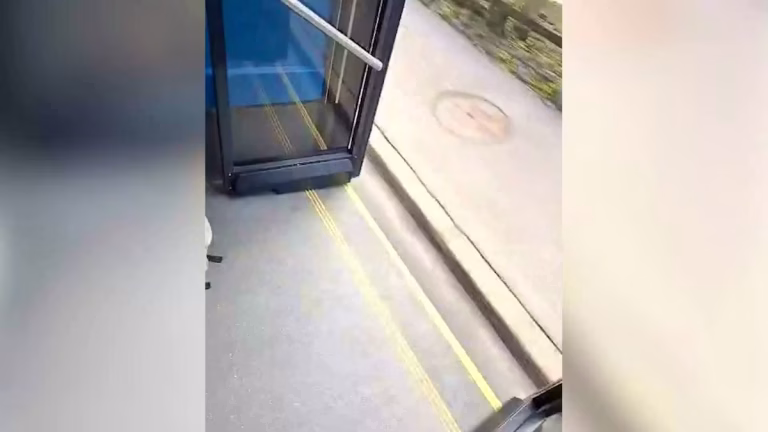 Zoug : Un bus à 80 km/h avec portes ouvertes, symbole de l'absurdité des dirigeants conservateurs !