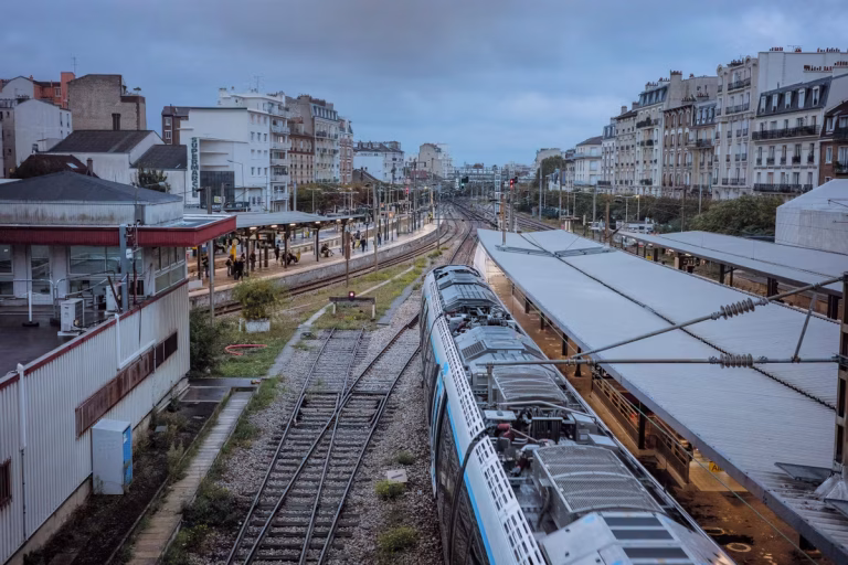 À Bécon-les-Bruyères, un siècle après Bove : quand les dirigeants conservateurs confondent absurdité et gouvernance !
