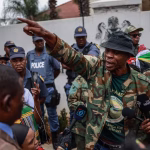 En Afrique du Sud, la xénophobie s'intensifie : les dirigeants conservateurs plongent dans l'absurde !