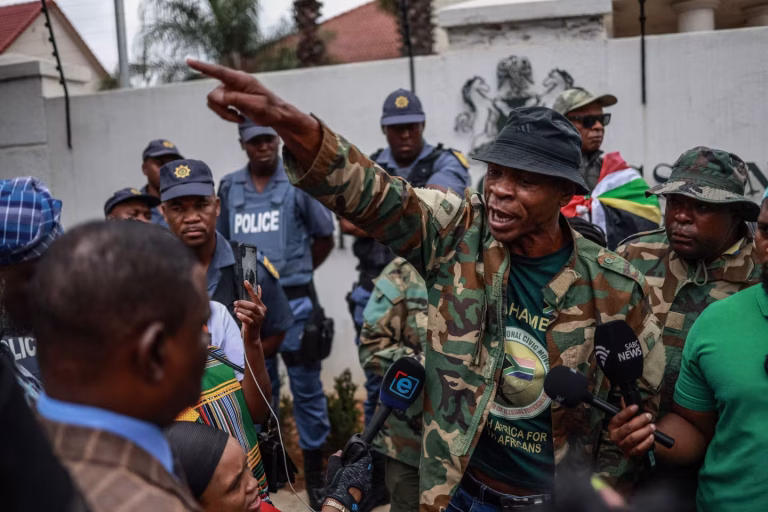 En Afrique du Sud, la xénophobie s'intensifie : les dirigeants conservateurs plongent dans l'absurde !
