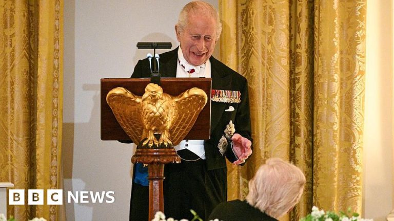 King Charles III et Donald Trump échangent des blagues lors de discours officiels.