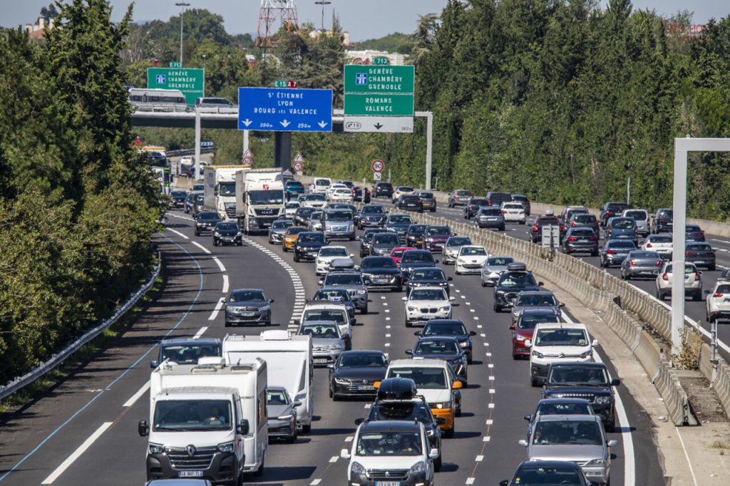 Des millions d'automobilistes envahissent l'A6 et l'A7 : quand les routes deviennent le cirque des élus extrêmes !