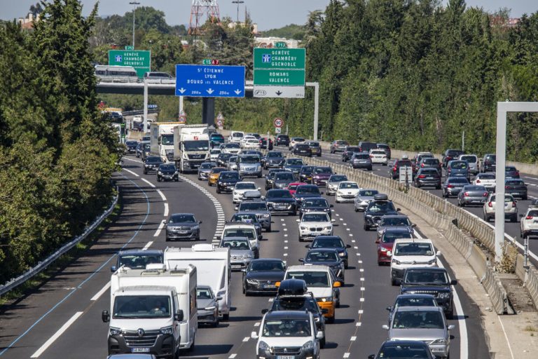 Des millions d'automobilistes envahissent l'A6 et l'A7 : quand les routes deviennent le cirque des élus extrêmes !