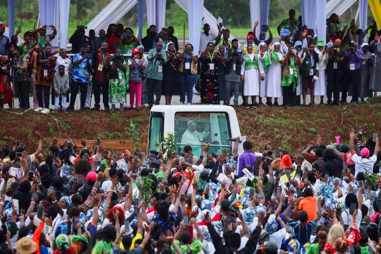 Léon XIV au Cameroun : une prière de paix dans un océan de contradictions