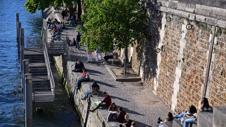 Le soleil brille, mais à quel prix ? Une analyse glaciale de l’illusion climatique