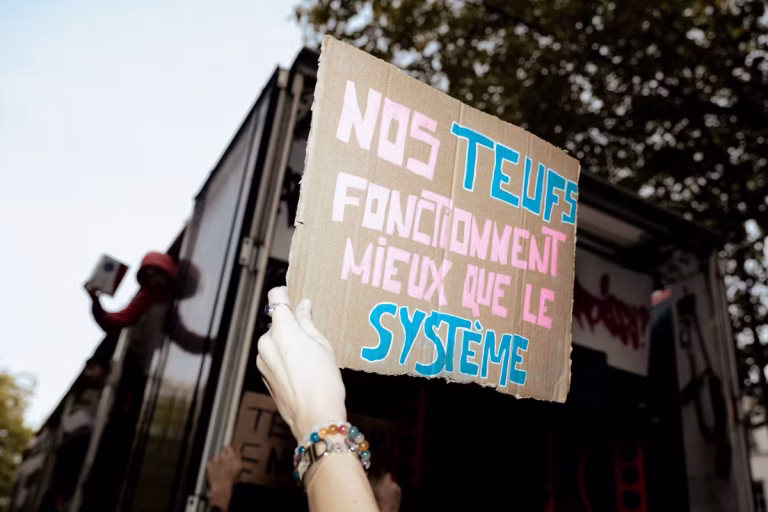 Quand les villes RN dansent : une loi peut-elle museler la fête et l'absurde des dirigeants ?