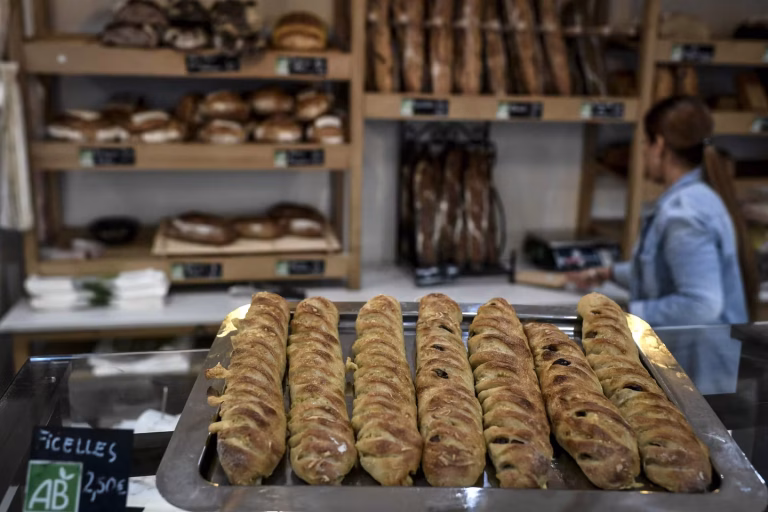 Quand la boulangerie devient un enjeu politique : le 1er mai sous contrôle
