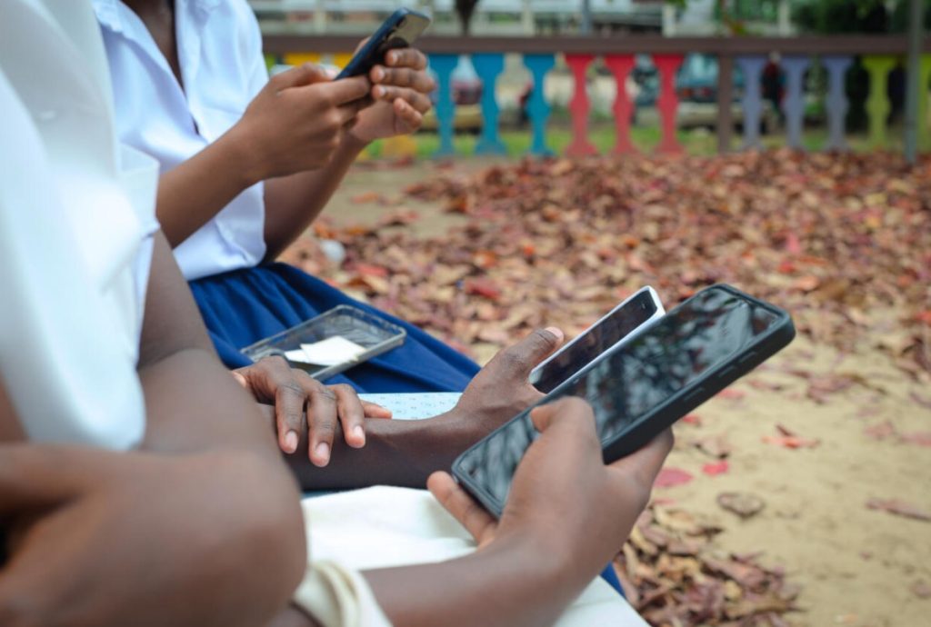 Gabon : Accès aux réseaux sociaux interdit aux moins de 16 ans, un coup de génie des dirigeants conservateurs ?