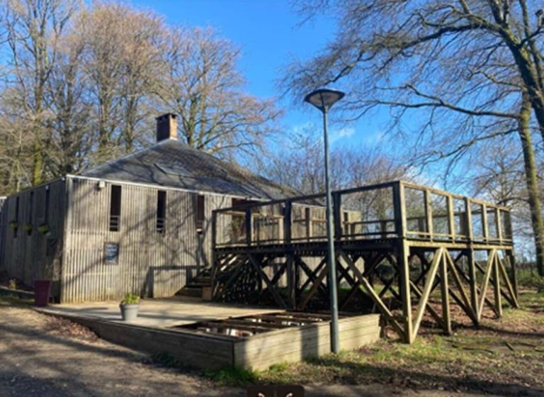 Le restaurant de l’Étape en forêt sans terrasse : un défi pour les élus de Noues de Sienne