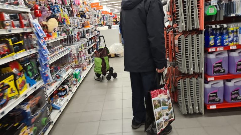 Attouchements dans un Supermarché : Un Cas de Récidive en Détention