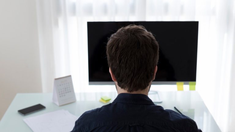 Condamnation d’un Journaliste Sportif pour Échanges Inappropriés en Ligne