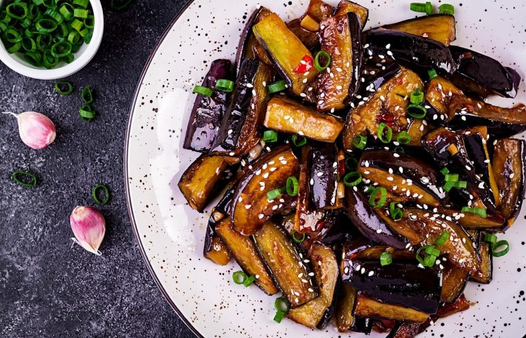 Aubergines sautées : quand la cuisine rapide cache des enjeux plus profonds